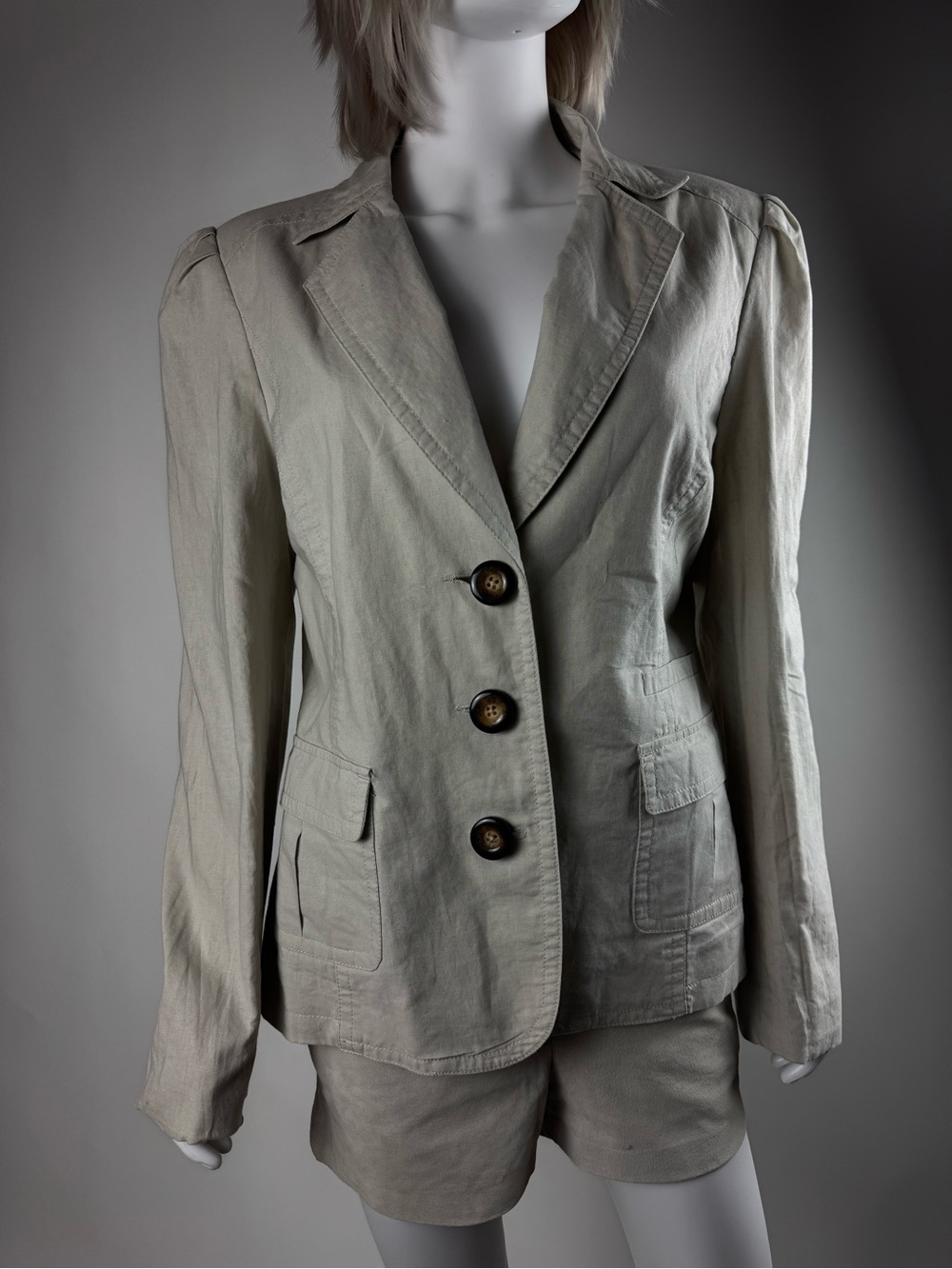 BCBGMaxAzria Light Beige Tailored Three-Button Blazer